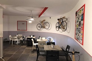 Cycle Cafè shop, il bar a due ruote dov'è più facile chiederti "cosa leggi?" che "cosa prendi?" 