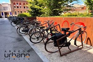 Design e sostenibilità "a misura di bici": Arredo Urbano Italia riscrive lo spazio delle città 